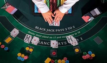 Blackjack strategi: Hvornår skal jeg hitte eller stå?